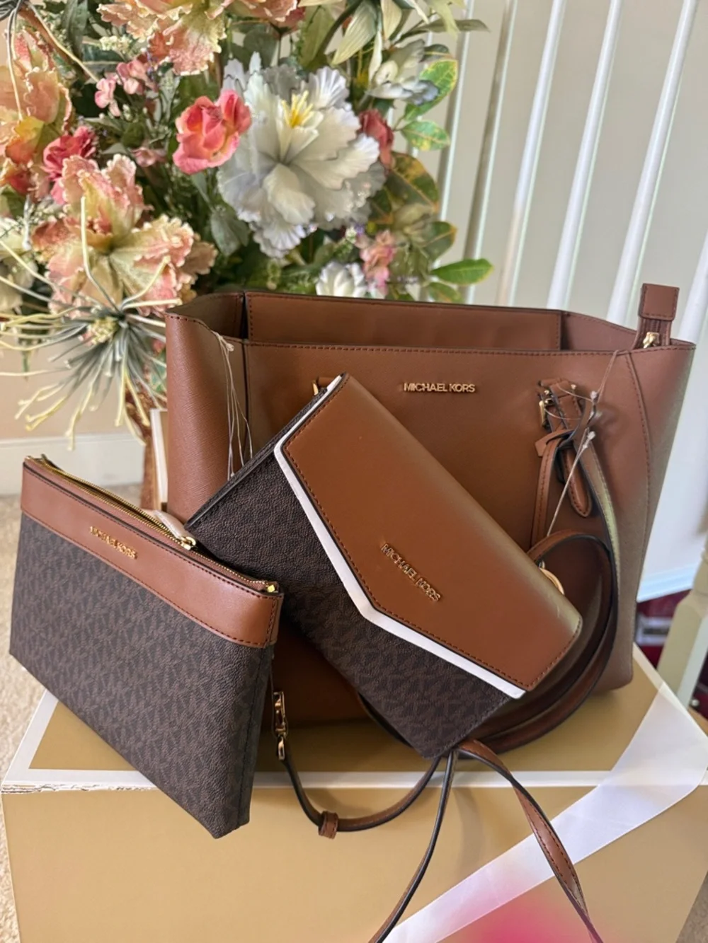 Michael Kors Totes Set Brand New Authentic 14x11
Pouches 9.5x6
Wallet 8x5 - Picture 2 of 9